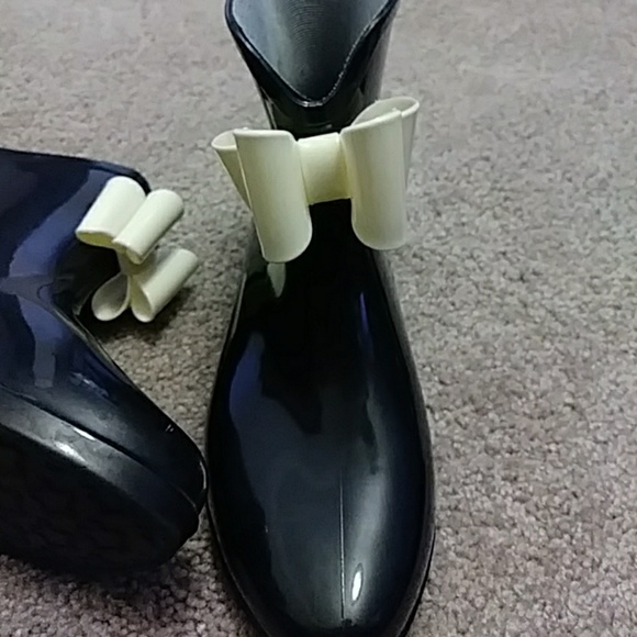 Shoes - Black rain booties with cream bows.
